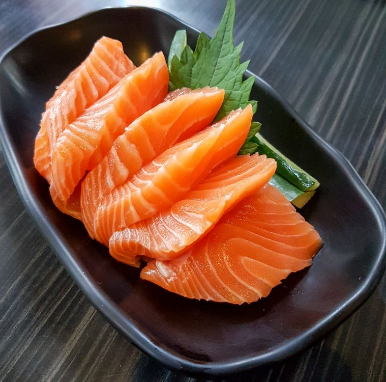 Các loại cá béo: Cá hồi rất giàu Axit béo Omega-3, giúp giảm rụng tóc và tăng độ bóng mượt.