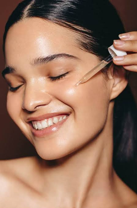 Buổi sáng dùng Serum thì tập trung bảo vệ và cấp ẩm nhẹ Buổi sáng: Tập trung bảo vệ và cấp ẩm nhẹ