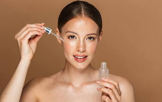 Dùng serum xong có cần rửa lại với nước không? Định lượng lý tưởng nhất cho mỗi lần sử dụng là từ 3 đến 5 giọt serum (tương đương với một lượng bằng hạt đậu lớn hoặc khoảng 0.2 - 0.25ml)