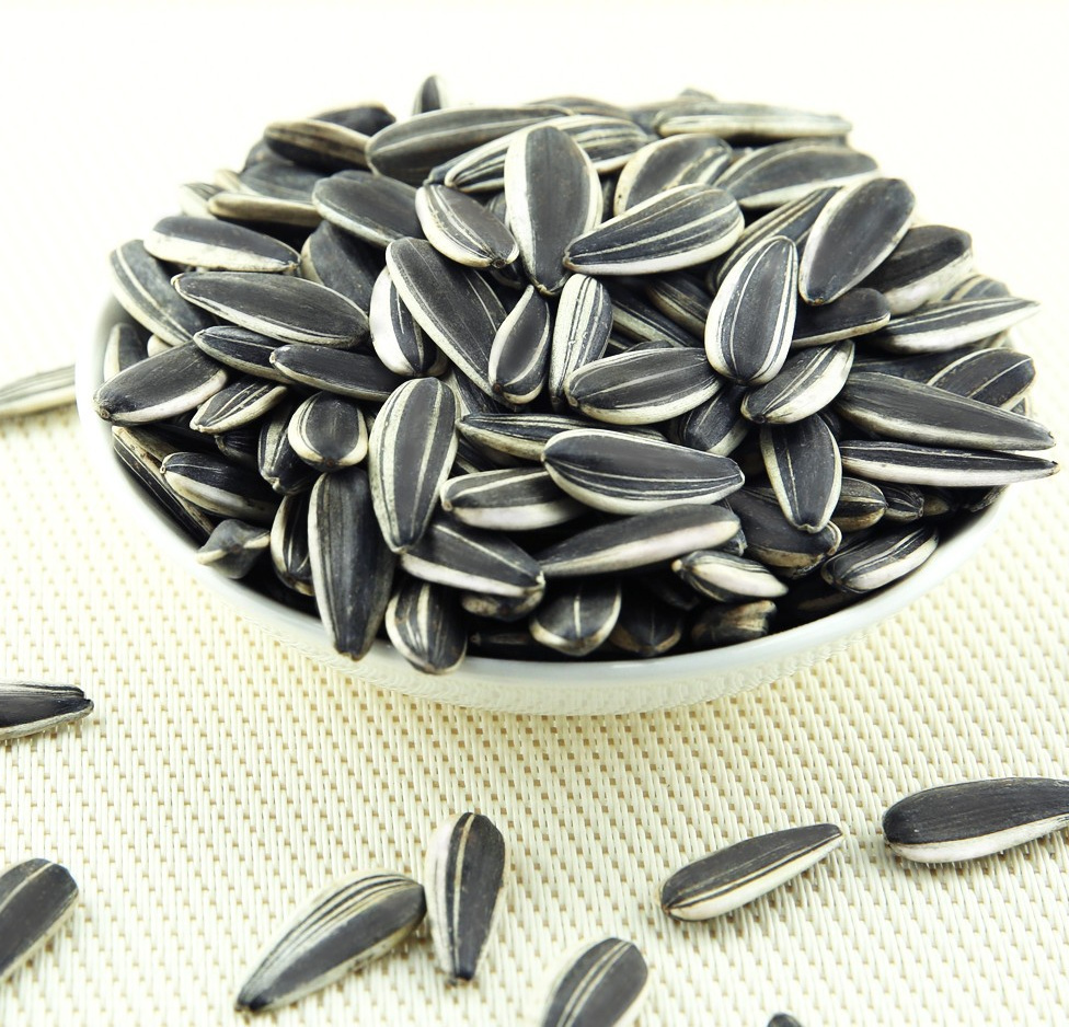Các loại hạt và quả hạch: Hạnh nhân, hạt chia, hạt hướng dương... cung cấp nhiều Vitamin E và Kẽm giúp nang tóc khỏe mạnh