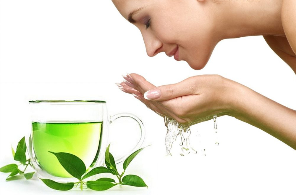 Thêm bột trà xanh vào nước sôi để xông mặt, giúp thông thoáng lỗ chân lông