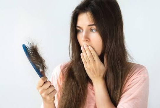 Tóc rụng nhiều là dấu hiệu gì? Rụng tóc