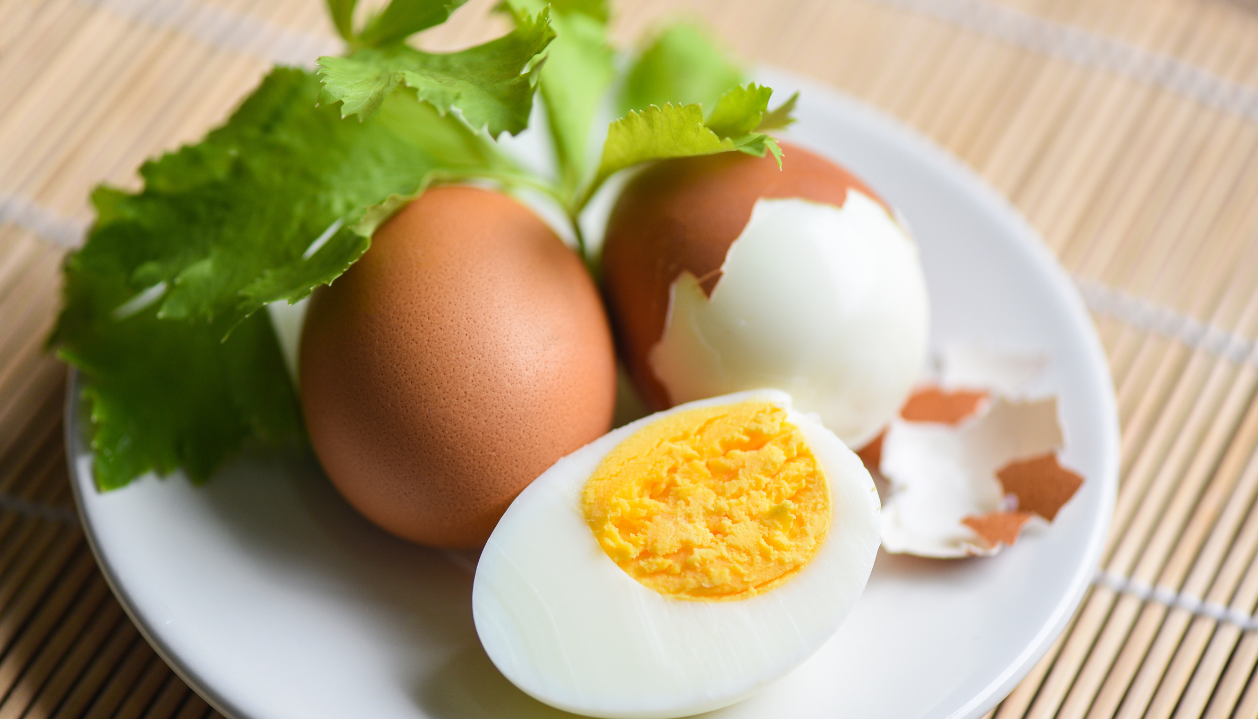 Trứng: Là nguồn cung cấp Protein và Biotin dồi dào, thúc đẩy cơ thể sản xuất Keratin giúp tóc khỏe mạnh và mọc nhanh hơn