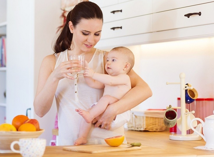 Uống đủ nước sau sinh